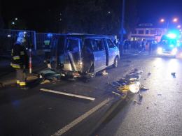 Zignorował czerwone światło, uderzył w taksówkę i uciekł pieszo