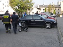 Kobieta zatrzasnęła niemowlę w aucie. Pomogli strażacy.