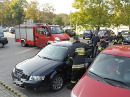 Kobieta zatrzasnęła niemowlę w aucie. Pomogli strażacy.