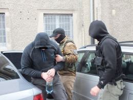 Policja rozbiła gang złodziei samochodów. Polowali na audi i mercedesy.