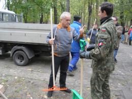 Podczas sprzątania cmentarza spotkali się m.in. wyborczy konkurenci - Marcin Ociepa i Tadeusz Jarmuziewicz.
