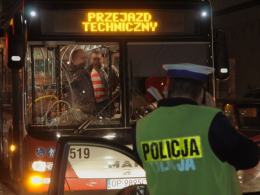 Pieszy wtargnął na jezdnię prosto pod jadący autobus