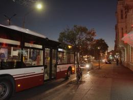 Pieszy wtargnął na jezdnię prosto pod jadący autobus