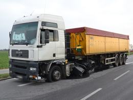Zderzył się z ciężarówką, którą wyprzedzał