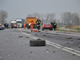 Części uszkodzonych pojazdów rozsypały się po drodze w promieniu ponad 100 metrów.