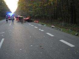 Wypadek podczas wyprzedzania. 2 rannych, 4 uszkodzone pojazdy.