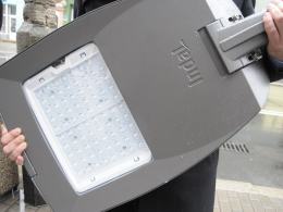 - Latarnie w technologii LED są tańsze i mniej awaryjne niż przestarzałe latarnie - mówi Wiśniewski.