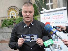 - Wiśniewski nie jest bezpartyjny, stoi za nim Solidarna Polska, Młodzież Wszechpolska i kibole, których ma na swoich listach - mówi Grzegorz Zwolak z młodzieżówki SLD.