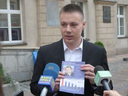 - Wiśniewski wstydzi się, że studiował na Uniwersytecie Opolskim, gdzie od czterech lat blokuje etat - mówi Michał Tarabasz z SLD.
