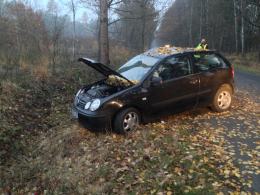Kierowca volkswagena uderzył w drzewo