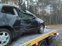 Kierowca volkswagena uderzył w drzewo