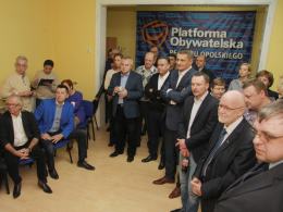 Politycy Platformy Obywatelskiej w skupieniu oglądali pierwsze, sondażowe wyniki wyborów