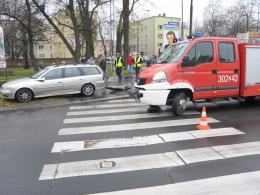 Zderzenie trzech samochodów na Zaodrzu. Dwie osoby ranne.