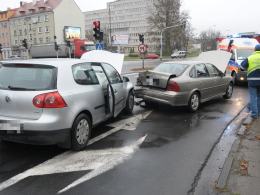 Zderzenie trzech samochodów na Zaodrzu. Dwie osoby ranne.