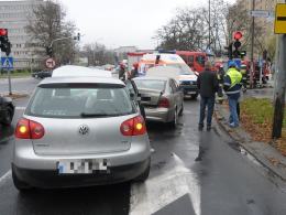 Zderzenie trzech samochodów na Zaodrzu. Dwie osoby ranne.