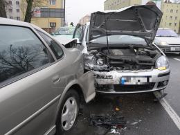 Zderzenie trzech samochodów na Zaodrzu. Dwie osoby ranne.