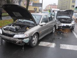 Zderzenie trzech samochodów na Zaodrzu. Dwie osoby ranne.