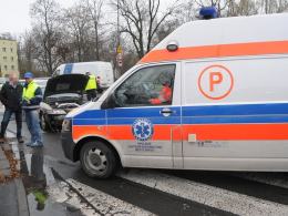 Zderzenie trzech samochodów na Zaodrzu. Dwie osoby ranne.