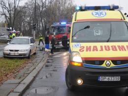 Zderzenie trzech samochodów na Zaodrzu. Dwie osoby ranne.