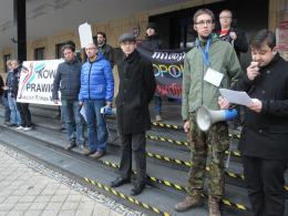 Protest pod opolską delegaturą wyborczą: PKW do domu!