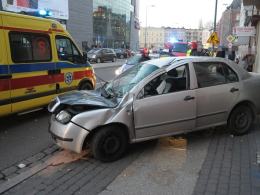 29-latek dachował skodą w centrum Opola