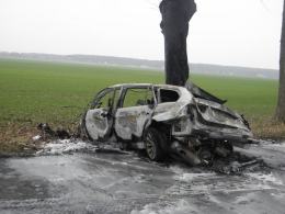 Po zderzeniu z drzewem BMW stanęło w ogniu. Kierowca nie żyje.