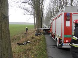 Po zderzeniu z drzewem BMW stanęło w ogniu. Kierowca nie żyje.