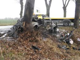 Po zderzeniu z drzewem BMW stanęło w ogniu. Kierowca nie żyje.