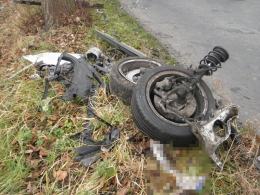 Po zderzeniu z drzewem BMW stanęło w ogniu. Kierowca nie żyje.