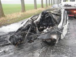 Po zderzeniu z drzewem BMW stanęło w ogniu. Kierowca nie żyje.