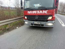 Czołowe zderzenie ciężarówki z samochodem osobowym