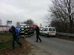 Czołowe zderzenie ciężarówki z samochodem osobowym