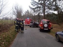 Kobieta prowadząca fiata wpadła w poślizg i uderzyła w drzewo