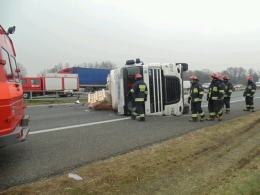 Ciężarówka przewróciła się na autostradzie A4, 2 osoby są ranne