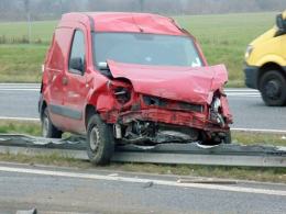 Ciężarówka przewróciła się na autostradzie A4, 2 osoby są ranne