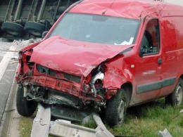 Ciężarówka przewróciła się na autostradzie A4, 2 osoby są ranne