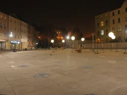 Mały Rynek oświetlony wielkimi kulami