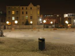 Mały Rynek oświetlony wielkimi kulami