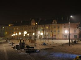 Mały Rynek oświetlony wielkimi kulami