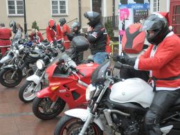 Motomikołaje w Opolu. Częstowali cukierkami z kasków