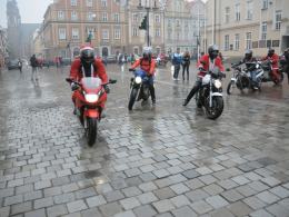 Motomikołaje w Opolu. Częstowali cukierkami z kasków