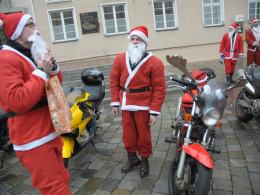 Motomikołaje w Opolu. Częstowali cukierkami z kasków