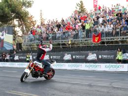 Stunter13 podbija świat motocyklowymi ewolucjami