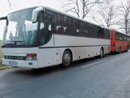 Konar drzewa spadł na autobus, jedna osoba jest ranna