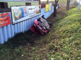 Nissan micra dachował na ul. Niemodlińskiej