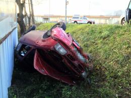 Nissan micra dachował na ul. Niemodlińskiej