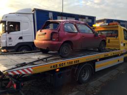 Nissan micra dachował na ul. Niemodlińskiej