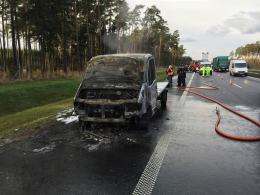 Samochód dostawczy spłonął na autostradzie
