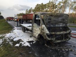 Samochód dostawczy spłonął na autostradzie