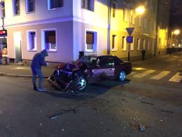 20-latek wyprzedzał na skrzyżowaniu i przejściu dla pieszych